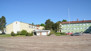 Allra längst till vänster ser man en skymt av C-huset bredvid Karjaan yhteiskoulu i Karis. Karjaan Yhteiskoulu i Karis, det här är A-huset.