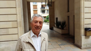 Gérard Simonet, chef i stadsmiljöorganisationen Vivre le Marais, har blivit berömd i Frankrike då han aktivt arbetar mot Airbnb och andra företag som på liknande vis hyr ut bostäder i Paris via internet. Gérard Simonet är chef i stadsmiljö organisationen Vivre le Marais.