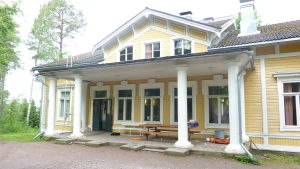 Villa Grantorp såldes nyss för drygt en halv miljon euro. Villa Grantorp, en gul, stor trävilla med vita knutar