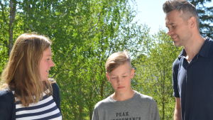 Mia, Adam och Magnus Nyholm och Adams två syskon har haft intensiva månader bakom sig. mia och adam och magnus nyholm står bredvid varandra utomhus. I bakgrunden står björkar.