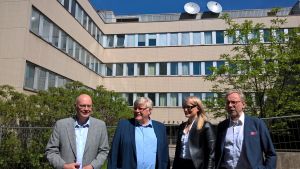 Mikko Sievänen, verkställande direktör för Finlands universitetsfastigheter, Åbo universitets rektor Kalervo Väänänen, Piia Viitanen, arkitekten bakom nybygget och Åbo Akademis rektor Mikko Hupa. I bakgrunden Juslenia som ska rivas. Jusleniahuset som ska rivas.
