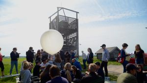 Solen sken och vädret var perfekt för ballongflygning. Folksamling väntar på att en väderballong ska släppas upp.