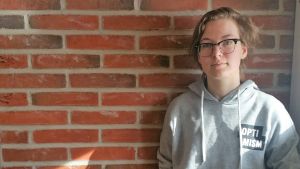 Michelle Norrena har studerat två år vid Topeliusgymnasiet i Nykarleby. Hon försöker sköta en så stor del som bara möjligt av sina studier digitalt. Gymnasieelev Michelle Norrena i Nykarleby.