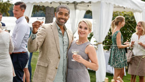 De nya sommargästerna Carsten (Alexander Karim) och Celia (Kaisa Hammarlund) bjuder på fest.