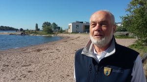 Yrjö Sahlstedt har varit med i processen ända sedan starten. Yrjö Sahlstedt leder guidade vandringar under rubriken Arkitekturen i Hangö