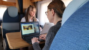 Jokinen och Madsen i husbilen. Sirpa Madsen och Sanna Jokinen arbetar vid sina datorer i husbilen.