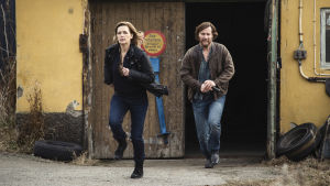 Hanna Svensson (Marie Richardson) ja Björn (Magnus Krepper). Tiheätunnelmainen trillerisarja Ennen kuolemaa kertoo vahvoista perhesiteistä, vaarallisesta rakkaudesta ja alamaailman valtataistelusta.