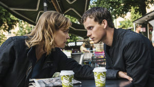 Hanna Svensson (Marie Richardson) och Christian (Adam Pålsson). Karaktärerna Hanna och Cristian blänger på varandra på varsin sida om kaffebordet.