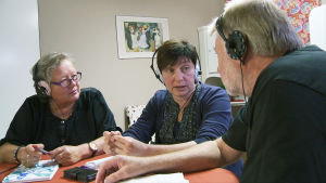 Yvonne Karlsson, Ewa-Leena Johansson och Christer Lindström diskuterar flyktingsituationen i radio. Yvonne, Ewa-Leena och Christer under sändning i radion.