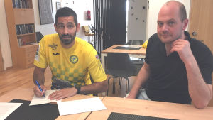 Petter Forsström fick en välkommen förstärkning i Nikola Zujic. Nikola Zujic och Petter Forsström undertecknar spelarkontraktet.