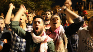 Tusentals demonstranter protesterade mot höjda skatter och prisförhöjningar över hela Jordanien. Bilden är från Amman Tusentals demonstranter protesterade mot höjda skatter och prisförhöjningar över hela Jordanien