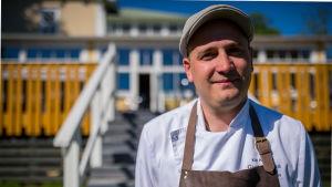 Kim Hellman driver också en restaurang året om i Vasa centrum. man i keps och förkläde