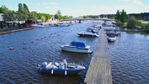 Staden vill begränsa fisket i Borgå å. Flytande brygga på västra åstranden vid gångbron i Borgå.
