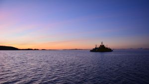 Fungerande kommunikationer behövs om man ska locka fler att flytta till skärgården. Landsvägsfärja trafikerar mellan Pargas och Nagu en vacker höstmorgon