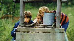 Kuka uskoo haikaraa Vesa-Pekka Mäkinen (Roope), Maria Larpo (Ellen) ja Riku Suokas (Pepe) draamasarjassa Kuka uskoo haikaraa (1983).