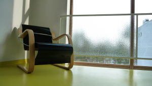 Stiftelser och fonder redo att axla ansvar om en ny stiftelse grundas för att rädda Pemar sanatorium. Närbild på Alvar Aalto- stol på sanatoriet i Pemar.
