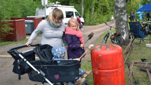 Sandra Linjamaa, Hanna Suominen och Jaime Pereira testar spela på Nystrands skrotkonst. Trädgårdskväll på Strömsö.