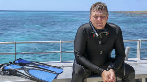 Uudessa dokumenttisarjassa brittiläinen juontaja Ray Mears tutustuu kuuteen australialaiseen luontotyyppiin.