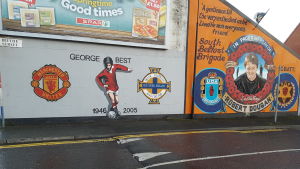En väggmålning i södra Belfast som föreställer fotbollslefenden George Best och UDA-ledaren Robert Dougan. 