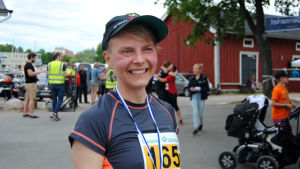 46 minuter och 49 sekunder. På den tiden löpte Virve Savoila tio kilometer i Ekenäs. Porträttbild på Virve Savoila.