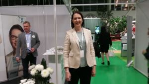 Riikka Pirkkalainen är Centerns nya partisekreterare. Kvinna på partikongress.