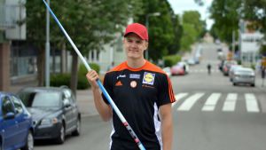 Det ska synas att Helander finns på det orter som utgör Raseborg. Oliver Helander står med ett spjut i handen på Centralgatan i Karis.