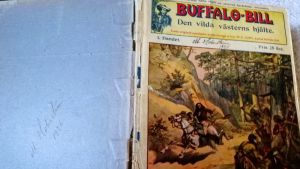 En sliten bok om Buffalo Bill, med ägarens namnteckning på bakpärmen. En nött bok om Buffalo Bill med namnet på en tidig ägare på bakpärmen.