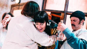 Cheswick, Candy och McMurphy i feststämning. På bilden Mikko Penttilä, Wanda Dubiel och Robin Svartström. Foto från Yksi lensi yli käenpesän på Sveaborgs sommarteater.