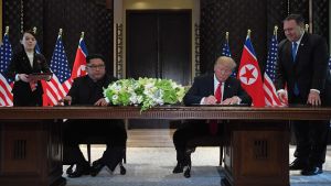 Ett dokument med få punkter skrevs under i Singapore. Hemsändningen av soldaternas kvarlevor finns med. Kim Jong-Un och Donald Trump i högtidlig signering av dokument i Singapore.