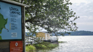 Badhuset på bryggan är nymålat. Lovisa camping strandvy med brygga och badhus