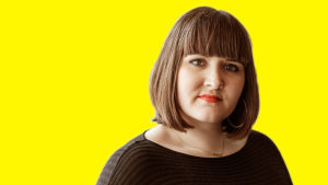 Käsikirjoittaja Anna Brotkin viettää paljon aikaa kahviloissa niin kotimaassa kuin ulkomaillakin. Anna Brotkin katsoo kameraan vaaleaa taustaa vasten.