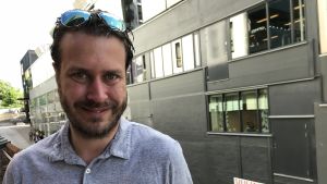 Helge André Njåstad är riksdagsledamot för Fremskrittspartiet och anser att debatten om invandring är den stora skiljelinjen mellan partierna i Norge. Porträttbild på Helge André Njåstad.