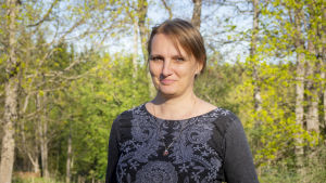 Julia Taravella har rötter i Finland Julia Taravellas båda pojkar har AGU.