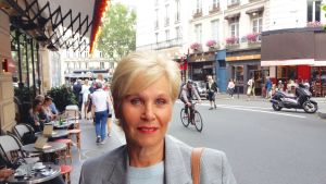 Benedicte Berner Eyde säger att man i Frankrike ogillar att folk offentligt visar sin tro genom sin klädsel. Benedicte Berner Eyde undervisar vid Institutet för Statsvetenskap i Paris
