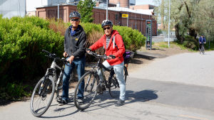 Kauko Heikkinen och Pirkko Heikkinen kan cykla upp till 30-40 kilometer per dag. Kauko Heikkinen och Pirkko Heikkinen.