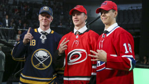 Rasmus Dahlin gick som etta och Jesperi Kotkaniemi som trea i draften 2018. Rasmus Dahlin, Andrej Svetjnikov och Jesperi Kotkaniemi poserar.