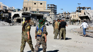 Den kurddominerade styrkan SDF som backas upp av USA har infört utegångsförbud i Raqqa med motiveringen att IS hotar att återinta staden Den kurddominerade styrkan SDF som backas upp av USA har infört utegångsförbud i Raqqa med motiveringen att IS hotar att återinta staden