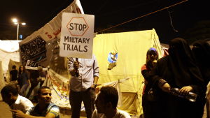 Folk i Egypten protesterar mot den fruktade militärdomstolen Folk protesterar mot den egyptiska militärdomstolen på Tahrirtorget i Kairo