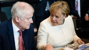 Inrikesminister Horst seehofer och förbundskansler Angela Merkel Inrikesminister Horst seehofer och förbundskansler Angela Merkel under parlamentsgruppens möte den 12 juni 2018.