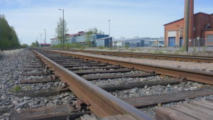 Järnvägsspår som leder till Kaskö hamn.