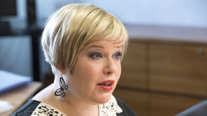 Annika Saarikko Kuvassa perhe- ja peruspalveluministeri Annika Saarikko.