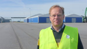 Patrik Hellman, t.f. vd för hamnen i Kaskö Patrik Hellman står med en gul väst på vid hamnen i Kaskö.