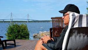 Ingemar Tåg njuter av lugnet som finns i skärgården. Ingemar Tåg på sin terrass med utsikt mot Replotbron.