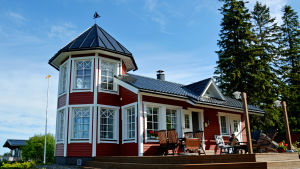 Från tornet i Tågs villa kan man titta ut mot Replotbron. Ingemar Tågs villa.