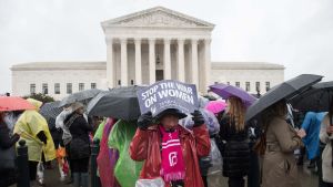 Abortförespråkare demonstrerar den 20 mars 2018 utanför Högsta domstolen i Washington Abortförespråkare demonstrerar den 20 mars 2018 utanför Högsta domstolen i Washington