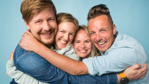 Vi ser fram emot resultatet! Staffan Gräsbeck, Lisa Gerkman, Malin Olkkola och Jontti Granbacka i en fotostudio
