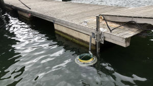 Östra hamnen fick havsskräpkorgen som pris i en tävling. Seabin ligger förtöjd vid pontonbryggan i Östra hamnen.