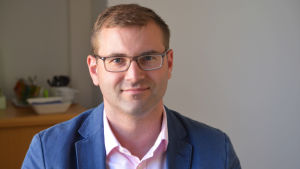 Om entreprenören inte skulle kunna få tag på arbetskraft eller de material som behövs kan han eventuellt hänvisa till avtalet och få tilläggstid och extra kompensering på grund av det rådande läget, säger Tapio Haltia. Tapio Haltia.