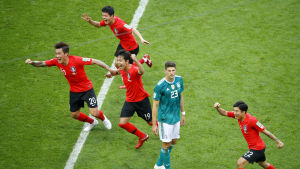 Tysklands Mario Goméz var allt annat än glad då Sydkorea firade vinsten. Tysklands Mario Goméz efter förlusten mot Sydkorea i fotbolls-VM 2018.