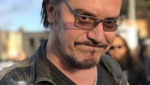 Mike Patton från Faith No More och Dead cross m.m. kom emot i vimlet. Mike Patton på Tuska 2018.